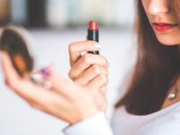 Efek Samping Kosmetik - Memakai Lipstik