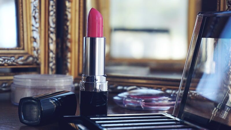 Warna Lipstik yang Cocok untuk Kulit Sawo Matang