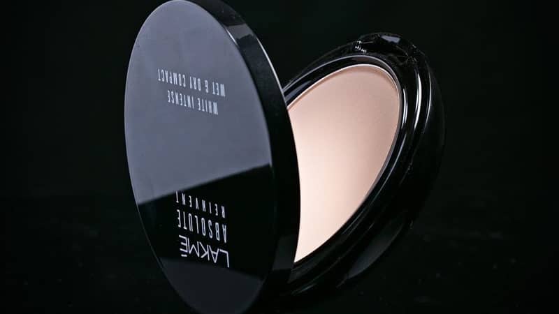 Lakme Absolute Reinvent White Intense Wet & Dry Compact