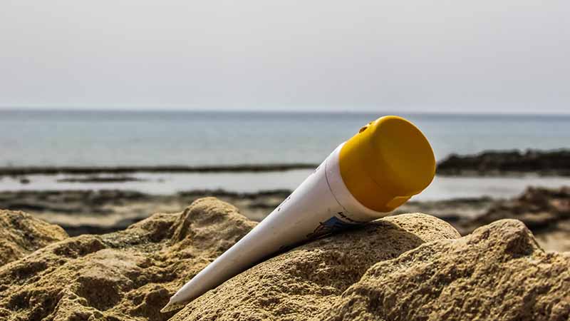 Perbedaan Sunscreen dan Sunblock - Sunscreen di Pantai